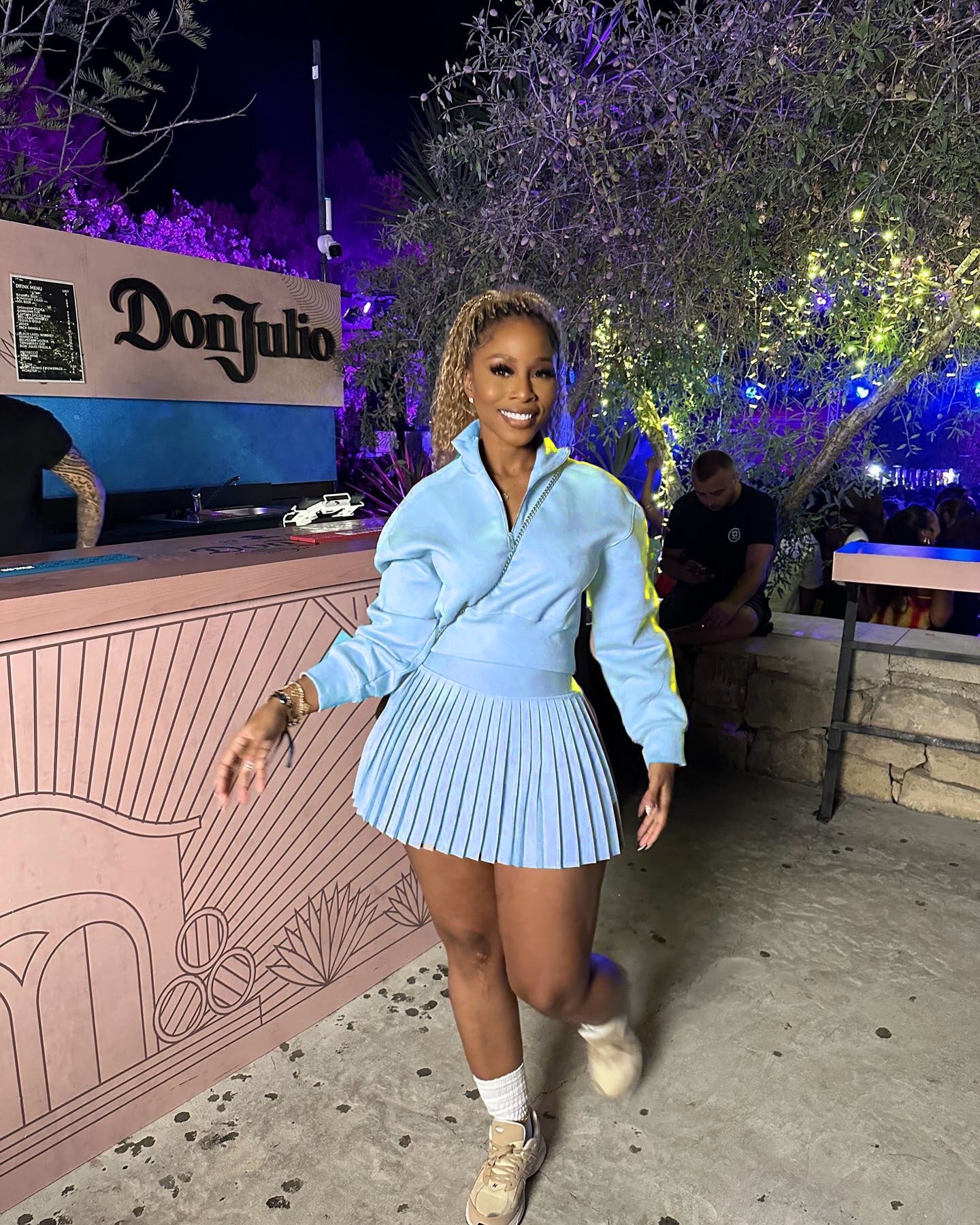 Long sleeved sweatshirt, high waisted pleated short skirt