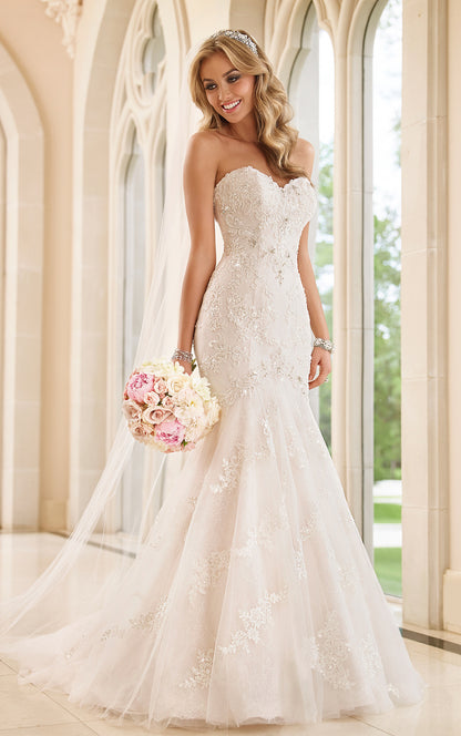 Trailing tube top lace wedding dress